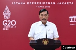 Menko Marves Luhut Binsar Pandjaitan dalam telekonferensi pers usai Ratas Evaluasi PPKM, di Istana Kepresidenan , Jakarta, Senin(4/4) mengklaim bahwa kondisi pandemi di Indonesia terkendali usai menangani gelombang Omicron dengan baik (biro Setpres)