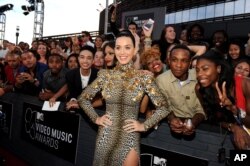 Katy Perry arrives on the red carpet at the 2013 MTV Video Music Awards at the Barclay Center on Aug. 25, 2013 in New York.