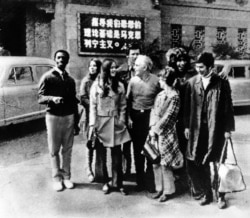 1971年4月14日美国乒乓球队站在北京酒店外，左起第二位就是当年15岁的朱迪•霍尔弗罗斯特（Judy Hoarfrost）（美联社）