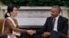 Tổng thống Barack Obama bắt tay bà Aung San Suu Kyi trong một cuộc họp báo tại Tòa Bạch Ốc ở Washington, 14/9/2016.