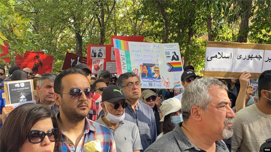 تجمع ایرانیان در کلگری، کانادا، برای حمایت از معترضان داخل ایران - یکشنبه ۳ مهر 