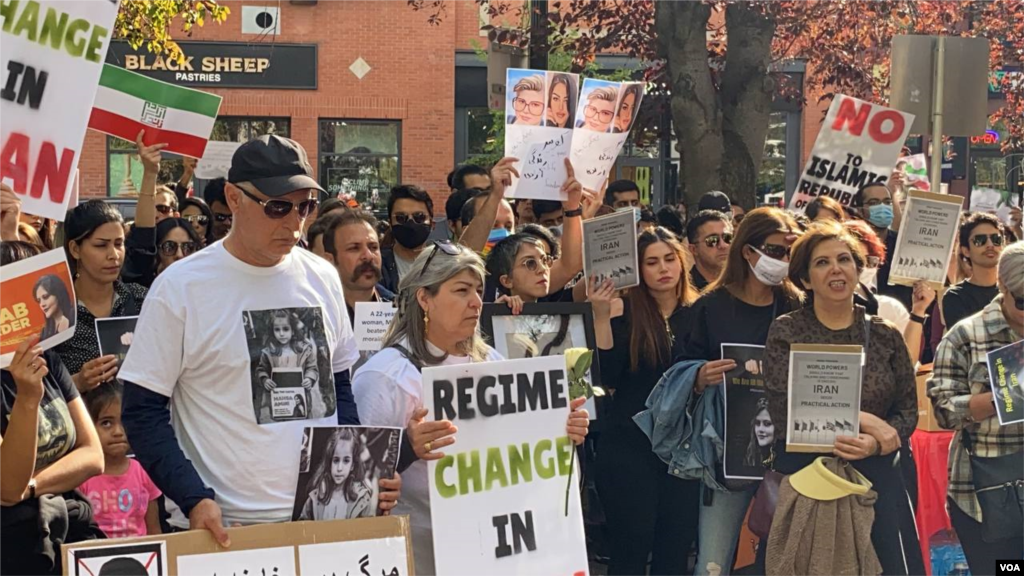 تجمع ایرانیان در کلگری، کانادا، برای حمایت از معترضان داخل ایران - یکشنبه ۳ مهر 