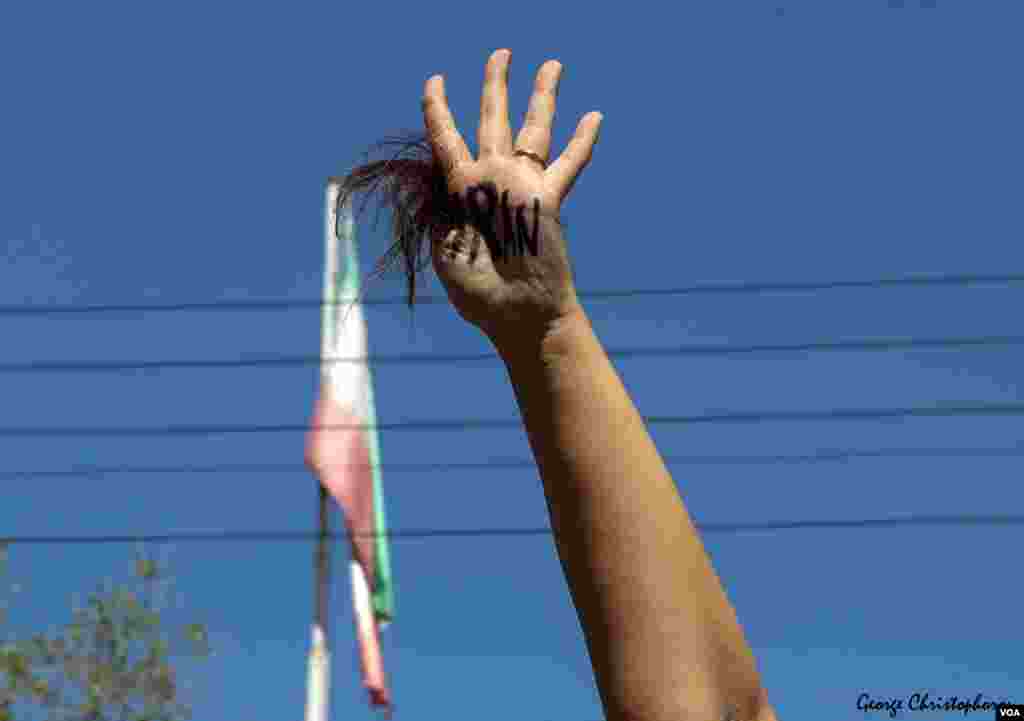 تجمع گروهی از ایرانیان در قبرس برای همراهی با اعتراضات در شهرهای ایران