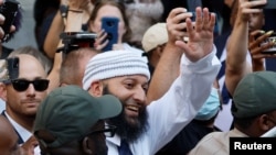 Adnan Syed tersenyum dan melambaikan tangannya seraya berjalan meninggalkan gedung pengadilan di Baltimore, pada 19 September 2022. Hakim memvonis bebas Syed dalam kasus pembunuhan yang terjadi pada tahun 1999. (Foto: Reuters/Evelyn Hockstein)