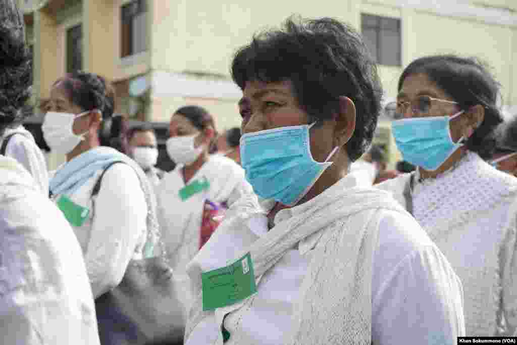 ប្រជាពលរដ្ឋ​និង​ជន​រង​គ្រោះ​ ចូលរួម​តាមដាន​សវនា​ការ​ប្រឆាំង​នឹង​លោក ខៀវ សំផន នៅ​រាជធានី​ភ្នំពេញ នៅ​ថ្ងៃទី​២២ ខែ​កញ្ញា​ ឆ្នាំ២០២២​ ។ (ខាន់ សុគុំមនោ/វីអូអេ)