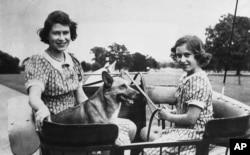 ព្រះនាងម្ចាស់ Elizabeth និងព្រះនាងម្ចាស់ Margaret Rose គង់លើរថទេះសេស ជាមួយសុនខមួយក្បាល កាលពីថ្ងៃទី ១១ ខែកក្កដា ឆ្នាំ ១៩៤០។