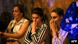 আর্মেনিয়া এবং আজারবাইজানের মধ্যকার সীমান্ত সংঘর্ষে আহত সেনাদের আত্মীয়রা ইয়েরেভানের একটি সামরিক হাসপাতালের বাইরে অপেক্ষা করছে। ১৩ সেপ্টেম্বর, ২০২২।