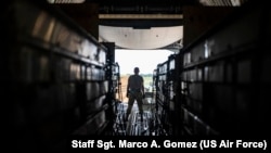 FILE - Seorang Penerbang Tim Dover memuat kargo senjata menuju Ukraina ke C-17 Globemaster III dalam misi bantuan keamanan di Pangkalan Angkatan Udara Dover, Delaware, 14 September 2022. (Angkatan Udara AS/Staf Sersan Marco A. Gomez)
