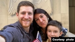 Laila Martín García con su esposo e hijo en Pensilvania el día que García recibió su ciudadanía. [Cortesía Laila Martín García]