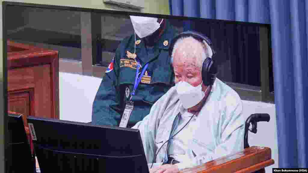 អតីត​ប្រមុខរដ្ឋ​នៃ​​របប​កម្ពុជាប្រជាធិបតេយ្យ​ លោក​ ​ខៀវ​ សំផន វ័យ​៩១ឆ្នាំ បង្ហាញមុខ​នៅ​សវនាការដែល​កំពុង​ប្រកាស​សាល​ដីកា​បិទផ្លូវតវ៉ា​ ក្នុង​សំណុំរឿង ​០០២/០២ ​ប្រឆាំង​នឹងលោក នៅ នៅ​រាជធានី​ភ្នំពេញ នៅ​ថ្ងៃទី​២២ ខែ​កញ្ញា​ ឆ្នាំ២០២២​ ។ (ខាន់ សុគុំមនោ/វីអូអេ)