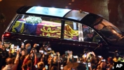 El ataúd de la reina Isabel en el coche fúnebre real viaja al Palacio de Buckingham en Londres, el 13 de septiembre de 2022.