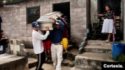 Miembros de la banda Barrio 18 trasladan el cuerpo de Carlos, un integrante de 19 años que murió a manos de la policía en El Salvador.