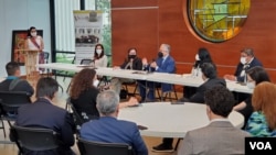 Cónsules de México, Guatemala, El Salvador, Perú, Argentina y Uruguay participaron el jueves 22 de septiembre de 2022 en un evento comunitario en Arlington, Virginia, para abordar temas de su trabajo desde las misiones en Washington DC.
(Foto VOA / Tomás Guevara)