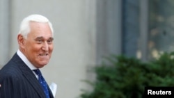 Roger Stone, mantan penasihat kampanye untuk Presiden AS Donald Trump, tiba di Pengadilan Distrik AS untuk kelanjutan persidangannya dengan tuduhan berbohong kepada Kongres, 15 November 2019. (Foto: Reuters)