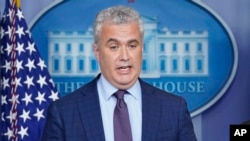 ARCHIVO - El coordinador de respuesta al COVID-19 de la Casa Blanca, Jeff Zients, habla durante una rueda de prensa en la Casa Blanca, el 13 de abril de 2021, en Washington. (Foto AP/Patrick Semansky)