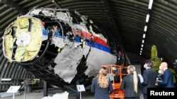 Hakim Pengadilan Pidana Hendrik Steenhuis memeriksa bangkai pesawat Malaysia Airlines MH17 di Reijen, Belanda sebagai bagian persidangan tuduhan pembunuhan terkaitnya penembakan pesawat itu, 26 Mei 2021. (Foto: Piroschka van de Wouw/Reuters)