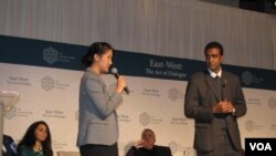 Leslie Lang and Amr Ismail explaining their micro clinic project to deal with the growing population of diabetic Egyptians, Washington, Oct. 30, 2013 (M. ElShinnawi/VOA).