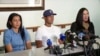 En esta imagen tomada de un video, el colombiano Juan Esteban Montoya Caicedo, al centro, habla en una conferencia de prensa junto con su madre, Marcia Giraldo, a la izquierda, y la abogada Naimeh Salem, a la derecha, el 31 de enero de 2022 en Fort Pierce, EE. UU.
