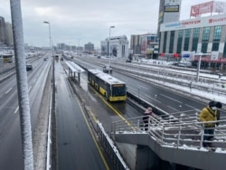 Salju turun di Istanbul. (Foto: VOA)
