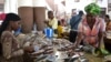Commerce de poissons au marché Total de Brazzaville, au Congo, le 1er septembre 2017. (VOA/Ngouela Ngoussou)