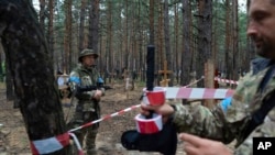 Ukraine phát hiện bãi chôn cất tập thể ở Izium mới chiếm lại từ tay quân Nga,15/9/2022.