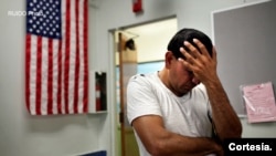 Misael, de origen salvadoreño, reza antes de cenar en un comedor comunitario de Los Ángeles, EE.UU.