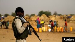 Un soldat nigérien monte la garde dans un camp de la ville de Diffa à la suite des attaques des combattants de Boko Haram dans la région de Diffa, Niger, le 18 juin 2016.