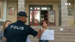 Məişət zorakılığı nəticəsində qətlə etiraz edən feministlər və aksiyanı işıqlandıran jurnalistlərin məhkəməsi keçirilib