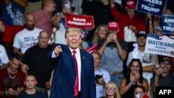 Mantan Presiden AS Donald Trump berbicara dalam sebuah kampanye di mana ia menyampaikan dukungan kepada kandidat Doug Mastriano untuk menjadi Gubernur Pennsylvania, di Mohegan Sun Arena, Wilkes-Barre, Pennsylvania, pada 5 September 2022. (Foto: AFP/Ed Jones)