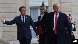 Predsednci Francuske i SAD, Emanuel Maktron i Donald Tramp, ispred Jelisejske palate u Parizu, 10. novembra 2018. 