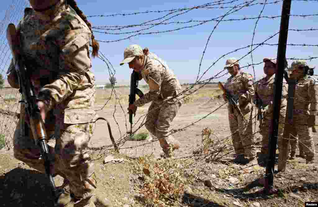Peshmerga guruhining ayol jangchilari Sulaymoniyadagi harbiy lagerda mashg'ulotlardan o'tmoqda, 18-sentabr, 2014-yil. 