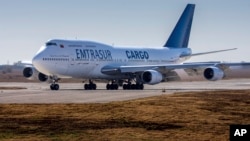 Pesawat Boeing 747 milik perusahaan Venezuela yang dibeli dari Iran, ditahan setelah mendarat di bandara Ambrosio Taravella di Cordoba, Argentina (foto: dok). 