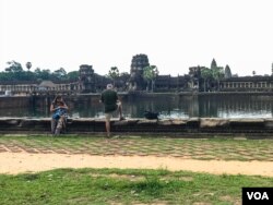 ទេសចរ​បរទេស​នៅ​ប្រាសាទ​អង្គរវត្ត​ ថ្ងៃ​ទី​ ១៤​ ខែ​កក្កដា​ ឆ្នាំ ​២០២២។ (ហ៊ុល រស្មី/វីអូអេ)