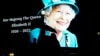 Gambar Ratu Elizabeth II diproyeksikan ke layar besar di Piccadilly Circus, London, 8 September 2022.