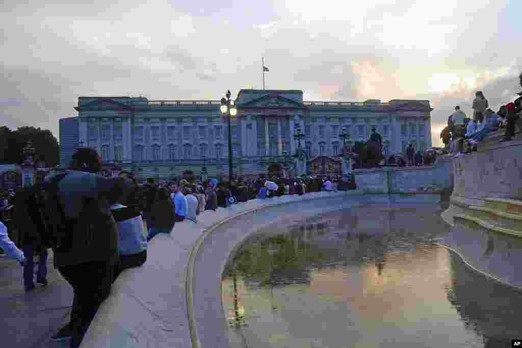 People gather outside the gates of the Buckingham Palace in London, Sept. 8, 2022, following the announcement of the death of Queen Elizabeth II.
