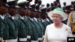 ARCHIVO - La reina Isabel II de Inglaterra pasa revista a las tropas en Abuja, Nigeria, el 3 de diciembre de 2003, con motivo de una cumbre de la Mancomunidad Británica de Naciones.
