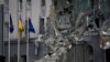 В результаті російського обстрілу 31 грудня 2022 року, пошкоджено готель в Києві (AP Photo/Efrem Lukatsky)