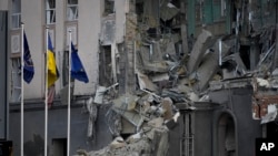В результаті російського обстрілу 31 грудня 2022 року, пошкоджено готель в Києві (AP Photo/Efrem Lukatsky)