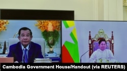 Layar menujukkan Perdana Menteri Kamboja Hun Sen (kiri) and Pemimipin Junta Militer Myanmar Jenderal Senior Min Aung Hlaing menghadiri pertemuan virtual dari tempat masing-masing pada 26 Januari 2022. (Foto: Cambodia Government House/Handout via Reuters)