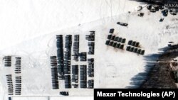 2022年2月4日的卫星图像显示在白俄罗斯耶尔斯克集结的军队和后勤补给支援单位。俄罗斯从西伯利亚和远东地区向白俄罗斯调动部队进行快速联合演习。