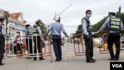 ប៉ូលិសដាក់របាំង​រារាំងការ​ត្រៀម​ដង្ហែ​ញតិ្ត​របស់​គណបក្សសង្រ្គោះជាតិ​ទៅដាក់តាមស្ថានទូតនានា​។ (ថ្ងៃច័ន្ទទី​៥ខែកញ្ញា​ឆ្នាំ​២០១៦​/ ​ឡេង ឡែន/VOA)