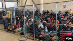 Hacinamiento en un centro de detención de migrantes. Foto: Captura de pantalla del informe del Inspector General de DHS