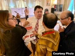 Ketua PPLN Andang Purnama dan perwakilan/saksi partai-partai dalam perhitungan di KBRI Washington DC, Rabu (17/4).