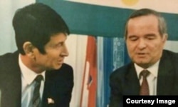 1990-yillar boshida: Prezident Karimov, deydi Samandar Qo'qonov, undan raqib sifatida xavfsirab, soxta ayblar bilan qamatib yuborgan.