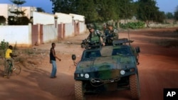 French soldiers return from patrol in Sevare, some 620 kms (400 miles) north of Mali's capital Bamako, January 24, 2013.