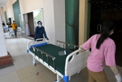 រូបឯកសារ៖ សមាជិកកងកម្លាំងយោធាកម្ពុជារៀបចំគ្រែសម្រាប់អ្នកជំងឺកូវីដ១៩ នៅអគារក្នុងតំបន់កោះពេជ្រ រាជធានីភ្នំពេញ កាលពីថ្ងៃទី ១១ ខែមេសា ឆ្នាំ ២០២១។