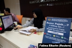 Seorang pegawai di kantor pelayanan pajak di Jakarta, 23 Februari 2017. (Foto: Fatima Elkarim/Reuters)