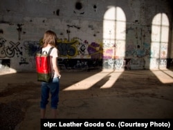 В асортименті товарів є рюкзаки та сумки