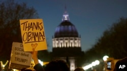 A California masu zanga-zangar suna godewa Obama amma basa son Trump