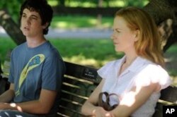 Jason (Miles Teller) and Becca (Nicole Kidman) in RABBIT HOLE.